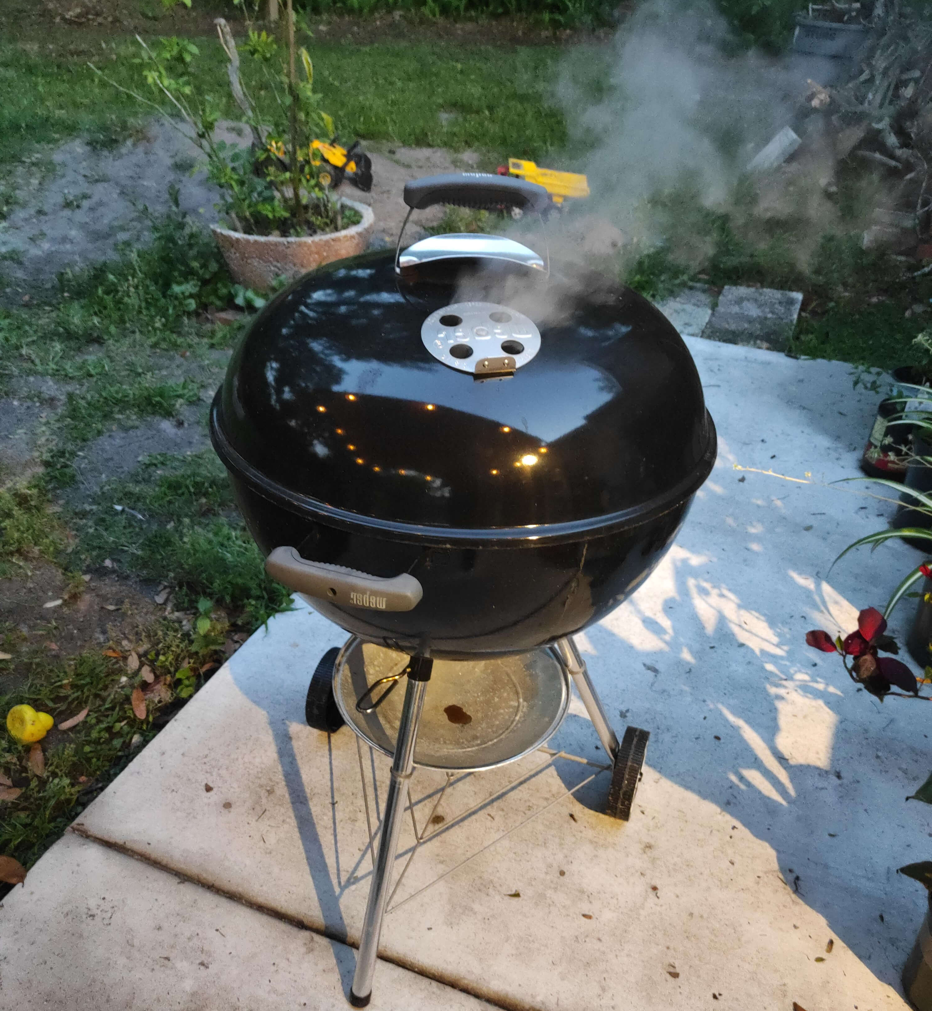 smoking-process-whole-chicken-in-a-charcoal-grill